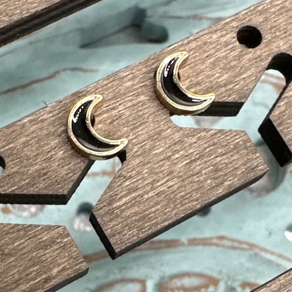 Black enamel gold dainty crescent moon stud earrings - Picture 1 of 1
